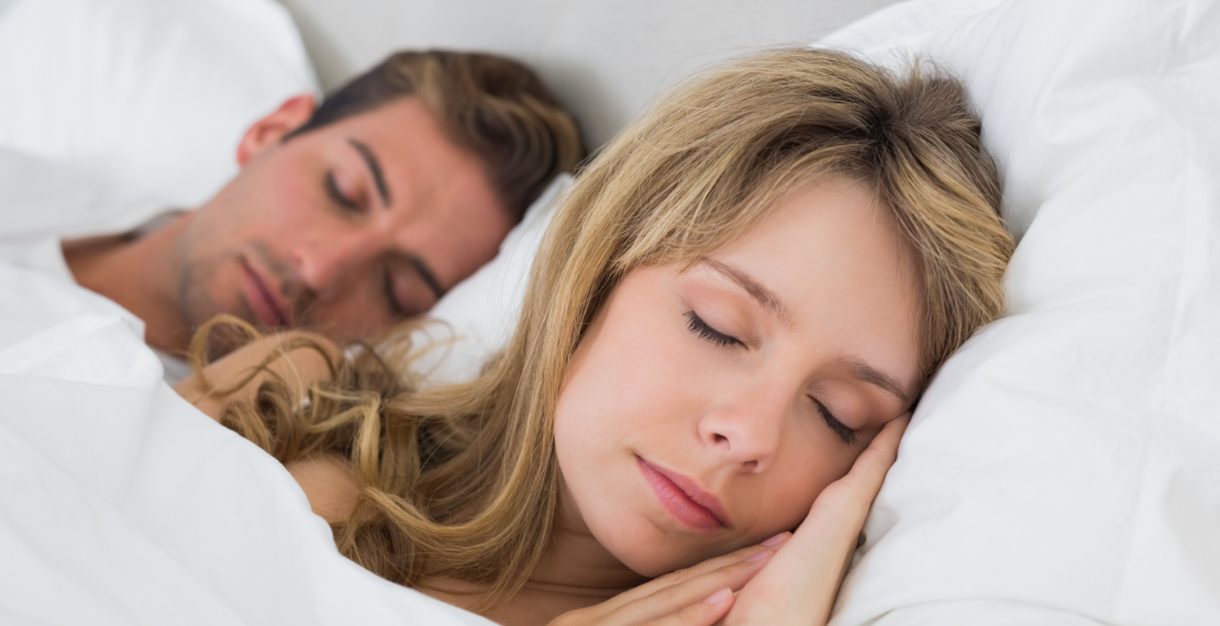La importancia de dormir para la salud. En la imagen se ve una pareja durmiendo profundamente.