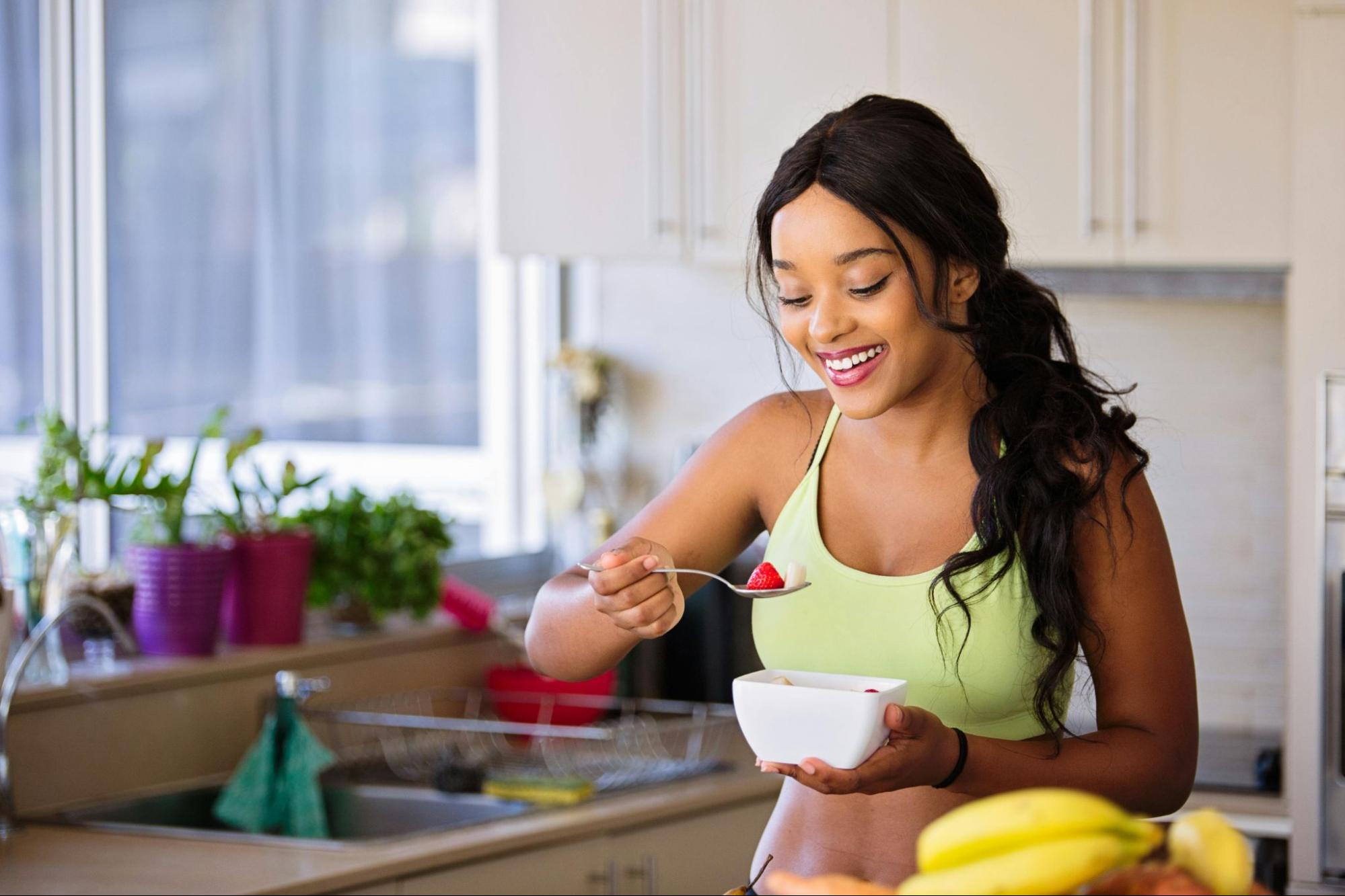 Mujer tomando antioxidantes naturales