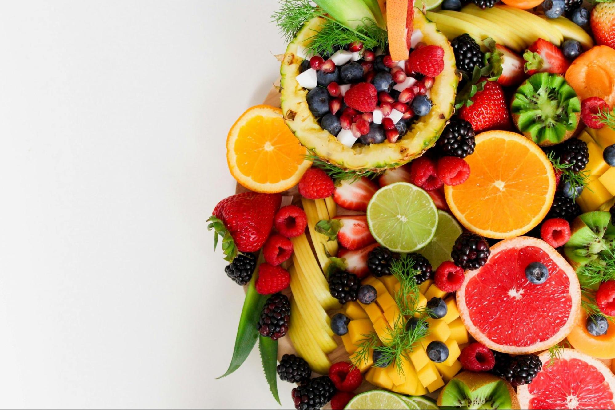 Bandeja con diversas frutas cortadas que son poderosas en antioxidantes