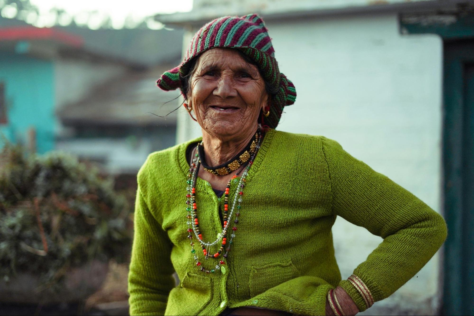 Mujer mayor peruana con signos visibles de envejecimiento.