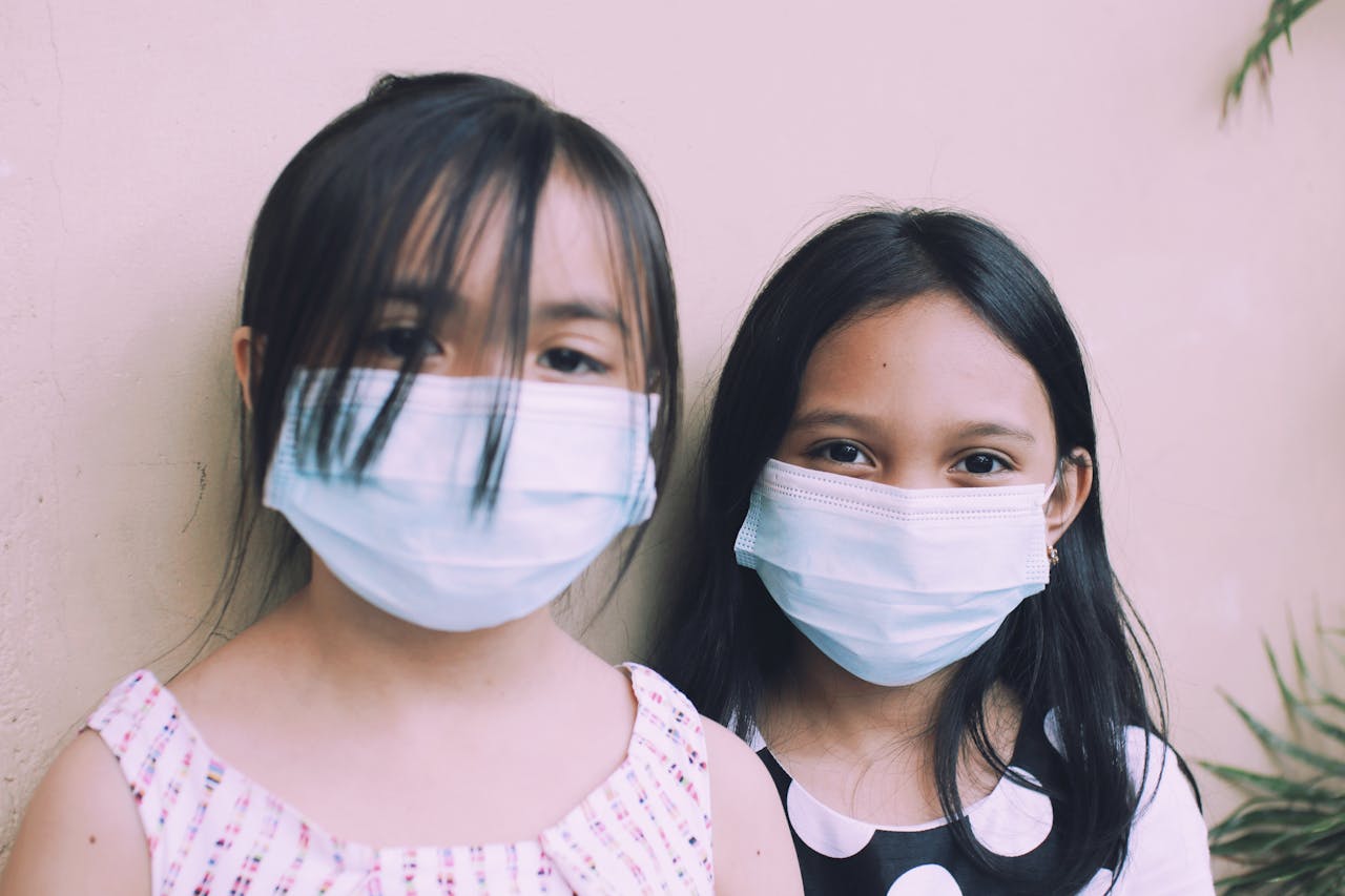 Niñas con las defensas altas y mascarillas para prevenir enfermedades.
