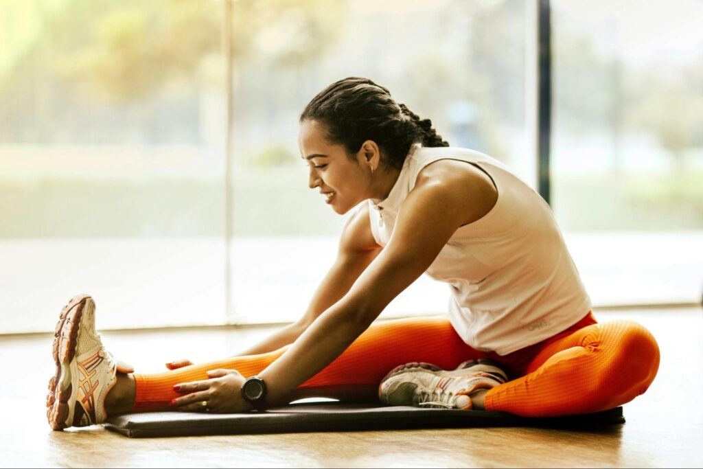 chica estirando despues de un entrenamiento de intensidad