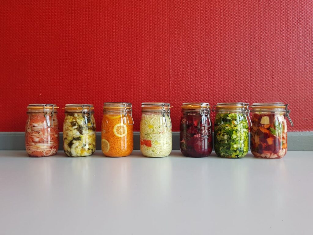 Probióticos: Sauerkraut (Chucrut) y Encurtidos caseros.