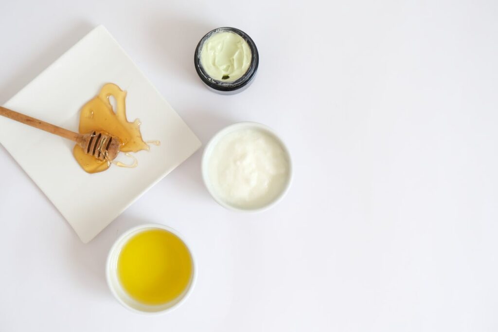 probióticos: yogurts y kefir. Además se ve miel.