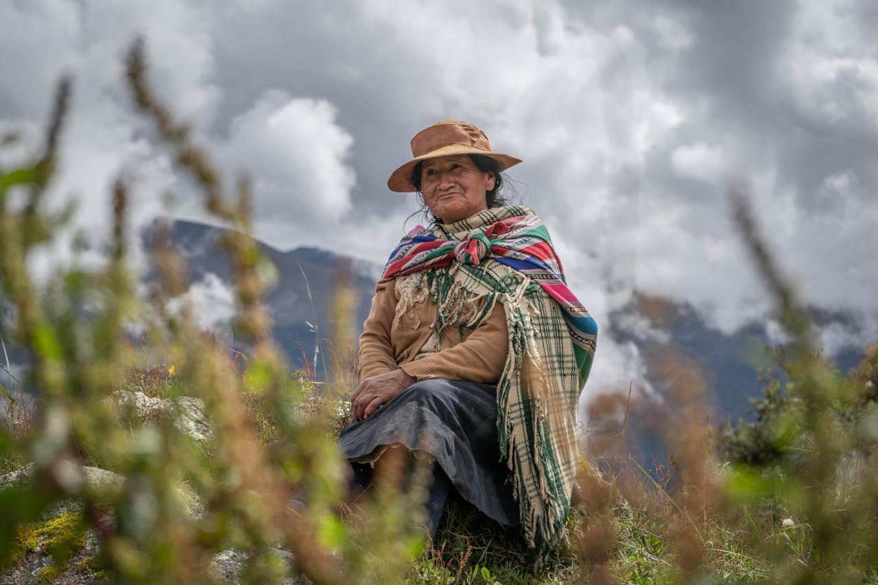 Mujer peruana que sigue una alimentación que mejora el sistema inmunológico