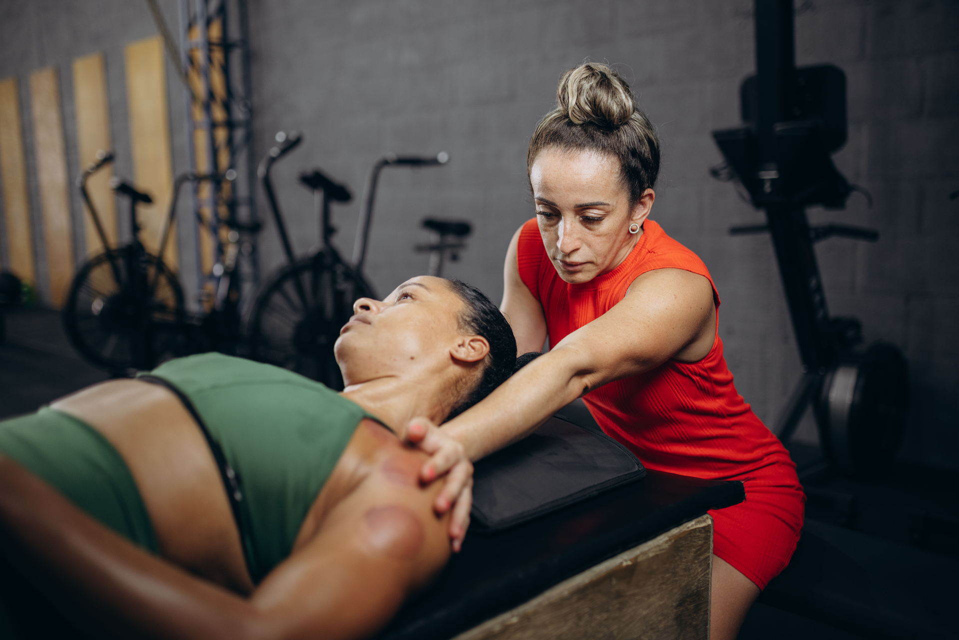 deportista tratandose con una fisioterapeura para una recuperación muscular apropiada.
