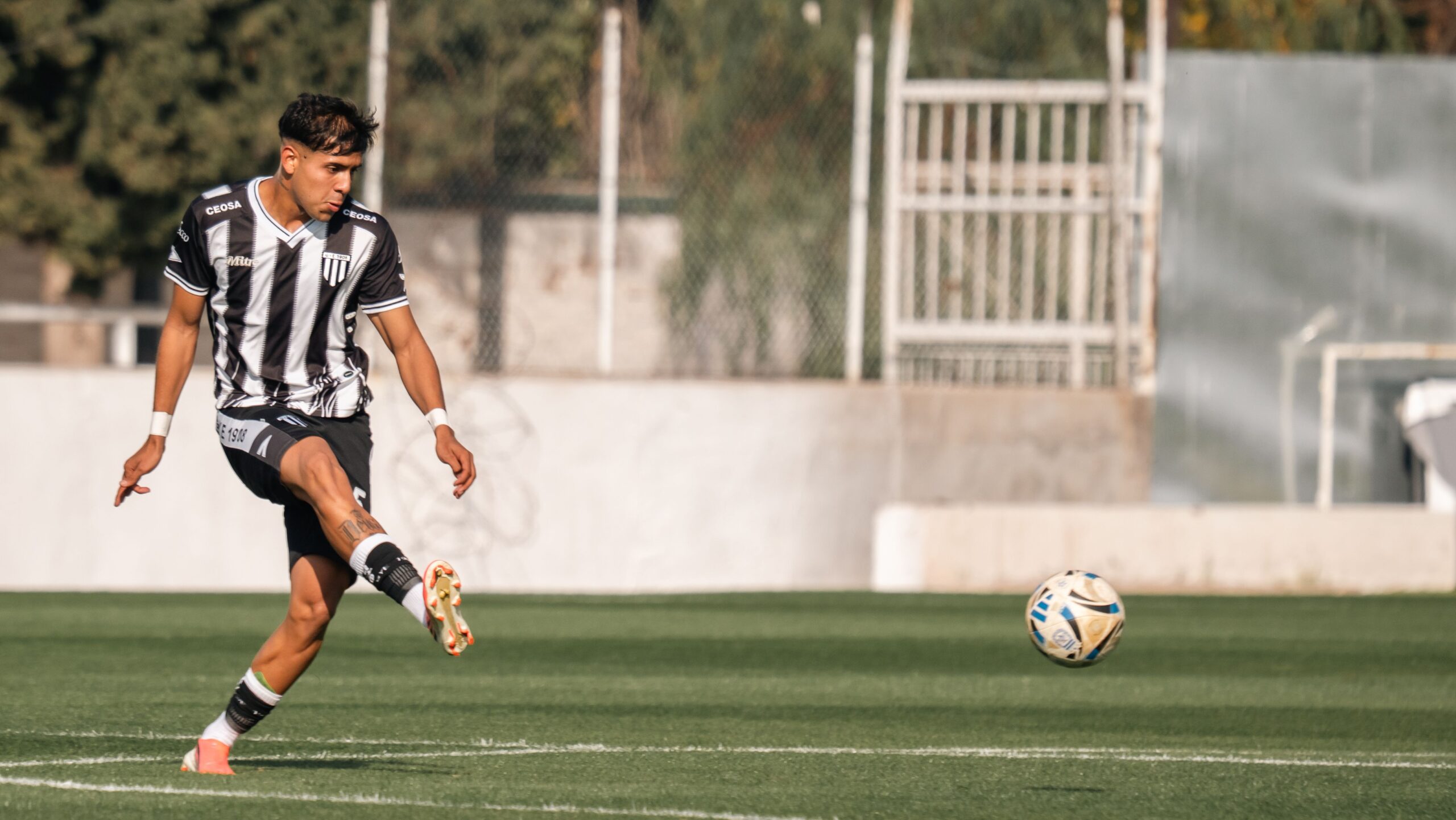 Futbolista entrenando.